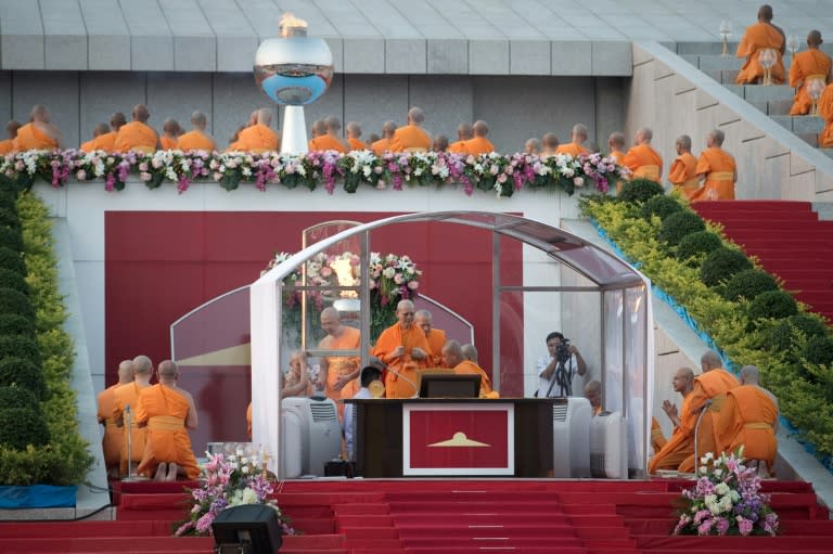 Phra Dhammachayo (C), abbot of the Dhammakaya Temple and founder of the Dhammakaya Foundation, leads a religious ceremony at the temple in Bangkok