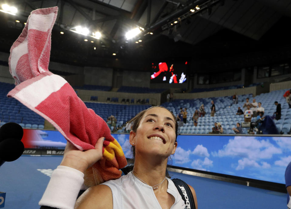 Garbiñe Muguruza lanza una toalla al público tras derrotar a Johanna Konta Espectadores por la segunda ronda del Abierto de Australia, en Melbourne, el viernes 18 de enero de 2019. (AP Foto/Mark Baker)