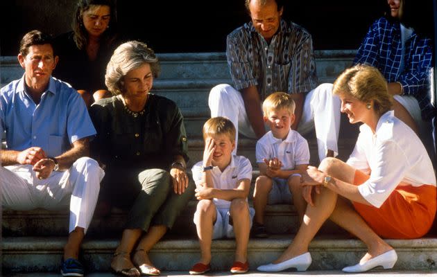 Esta fotografía, tomada en las escaleras del palacio de Marivent en 1988, es una de las imágenes más icónicas del archivo de Casa Real. El príncipe Carlos y Diana pasaron unos días con sus hijos en Mallorca en compañía de los reyes. (Photo: John Shelley Collection via Getty Images)