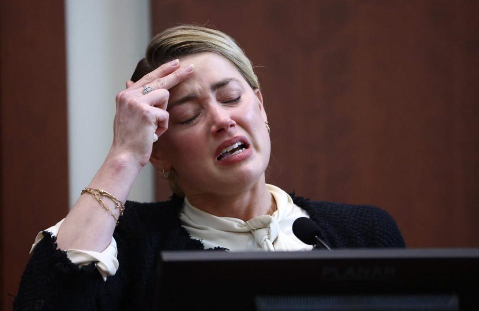 La actriz estadounidense Amber Heard declara en el Tribunal de Circuito del Condado de Fairfax en Fairfax, Virginia, el 5 de mayo de 2022 (POOL/AFP via Getty Images)