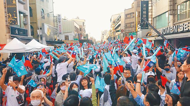 民眾黨總統候選人柯文哲16日表示，棄保沒有意義。圖為民眾黨在台南市中西區舉辦首場全台大造勢。（程炳璋攝）