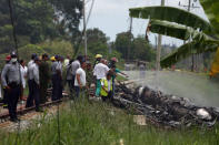 Socorristas trabajando en la zona donde cayó un Boeing 737 en Boyeros, a unos 20 kilómetros al sur de La Habana, mayo 18, 2018. REUTERS/Alexandre Meneghini