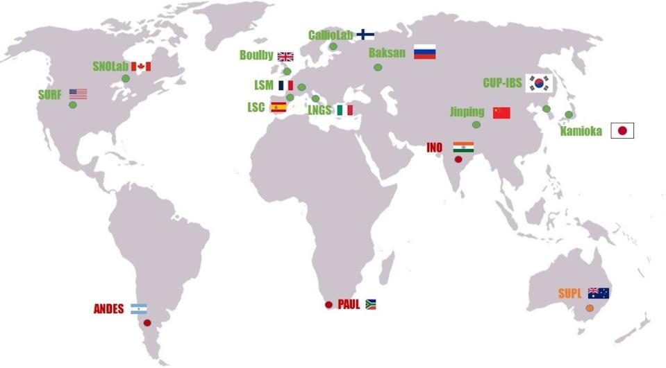 Wereldkaart ondergronds laboratorium.  Er zijn elf laboratoria in bedrijf, allemaal op het noordelijk halfrond (groene stip).  Het Australische lab wordt momenteel gelanceerd (oranje stip).  De andere drie sites, waarvan twee op het zuidelijk halfrond (rode stip), zijn nog projecten.  Inleiding door de auteur