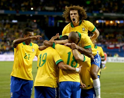 La selección brasileña celebra el primer gol del partido, anotado por 'Hulk' (#19) durante el partido que enfrentó a la 'canarinha' ante la selección de Chile, en Toronto, Canadá, el 19 de noviembre de 2013 (Getty/AFP | Elsa)