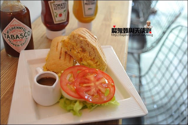 《桃園中壢美食景點》中壢六和商圈~Haowayi好哇憶美式漢堡．DearPOP愛的爆爆．Darmark Cafe丹馬克咖啡