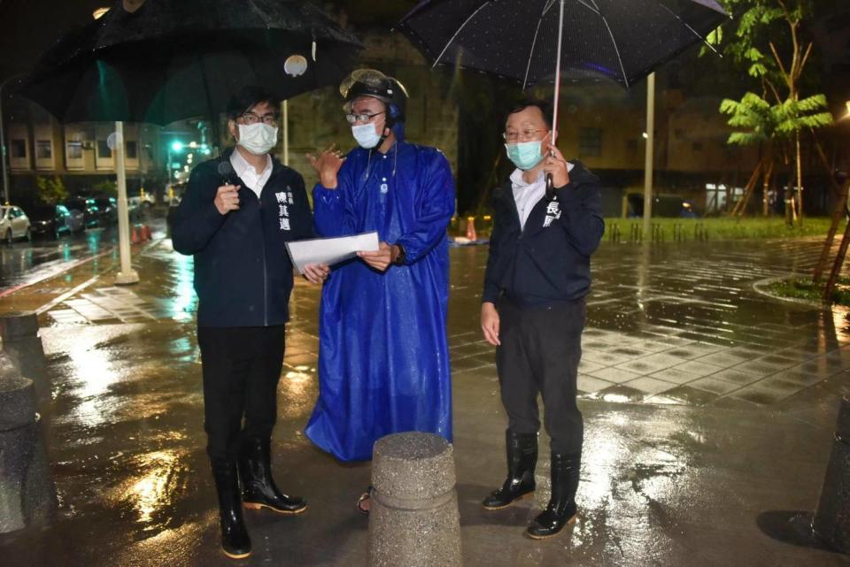 陳其邁(左)防疫之餘也抽空視察積淹水點。   圖：高雄市政府提供