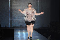 2011 präsentierte der Modeschöpfer eine "rockig-romantische" Kollektion, die er für Kleidergrößen von XXS bis XXL schuf. Beth Ditto sang als krönender Abschluss in einem Minikleid mit Tüll-Applikationen. (Bild: Getty Images)