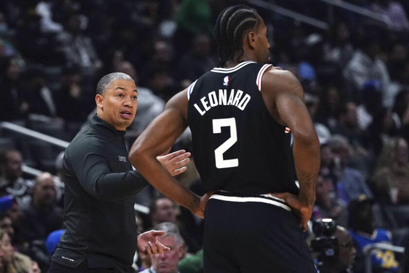 Clippers coach Tyronn Lue talks with forward Kawhi Leonard (2).