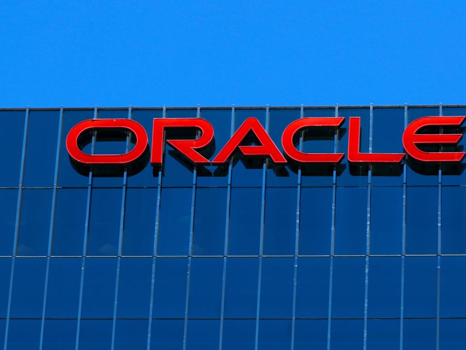 FILE PHOTO: The Oracle logo is shown on an office building in Irvine, California, U.S. June 28, 2018.        REUTERS/Mike Blake/File Photo  