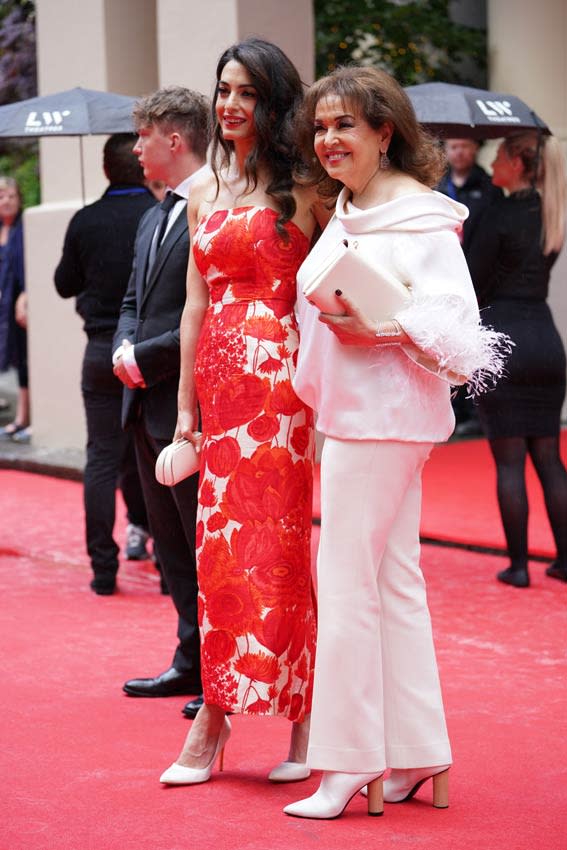 Amal Clooney con su madre