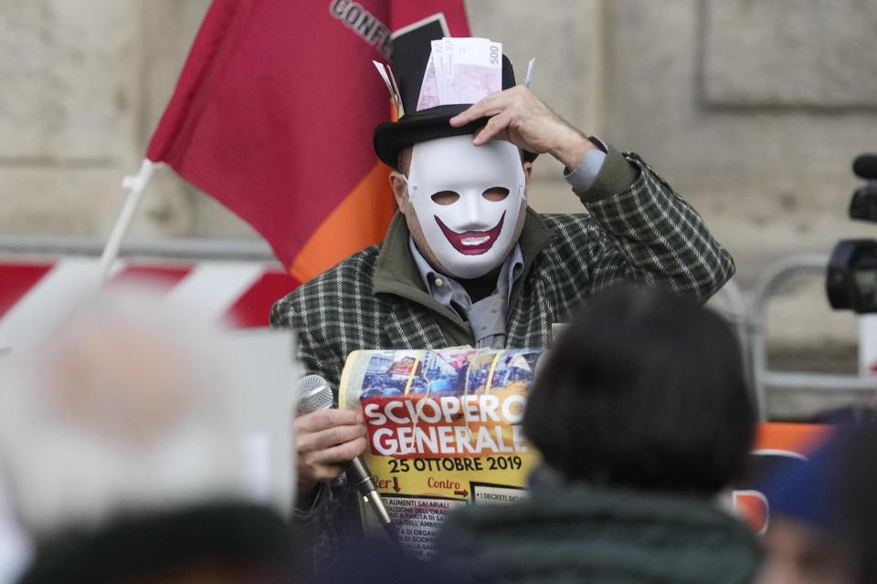 Activistas sindicalizados protestan contra el gobierno de la primera ministra Giorgia Meloni fuera del teatro La Scala en Milán, previo a la función inaugural de temporada de "Don Carlo" de Giuseppe Verdi, el 7 de diciembre de 2023. El reconocimiento de la ópera lírica italiana como Patrimonio Cultural Inmaterial de la Humanidad será exaltado el jueves con el estreno de “Don Carlo”. (Foto AP/Luca Bruno)