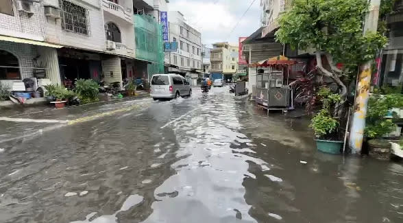 屏東東港鎮一早又出現海水倒灌的景象。（圖／晁瑞光提供）