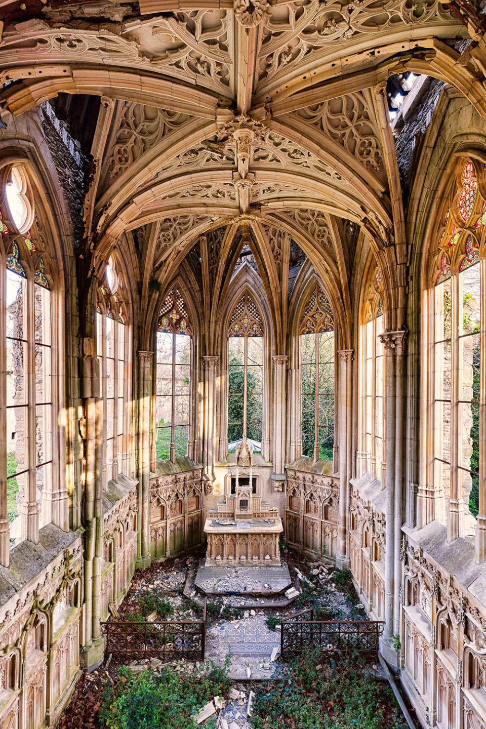 Photographer captures haunting abandoned places of worship in Europe