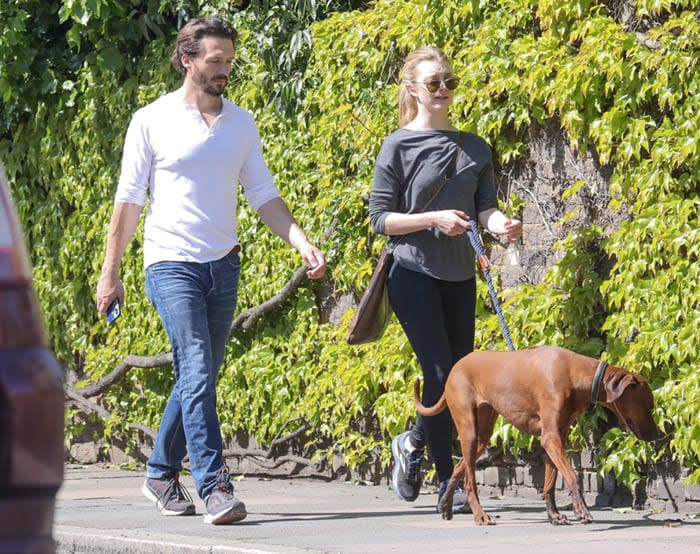 Natalie Darmer y David Oakes