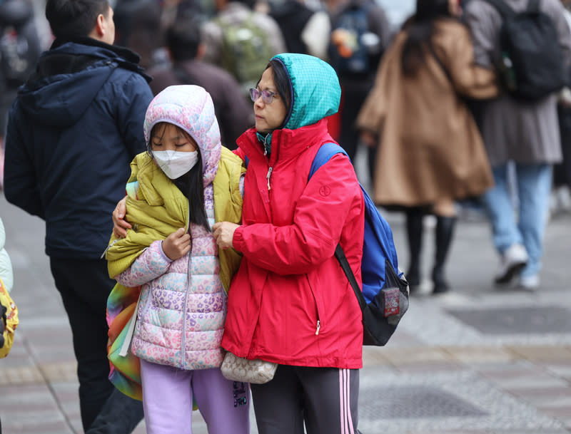 中央氣象署24日表示，大陸冷氣團南下，可能達強烈大陸冷氣團等級，天氣再度轉冷。圖為台北市大安區街頭民眾穿外套、戴帽子禦寒。（中央社）