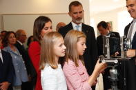 <p>La princesa Leonor y la infanta Sofía no pueden aceptar regalos. Al menos, sin que Letizia dé el visto bueno. (Foto: Gtres). </p>