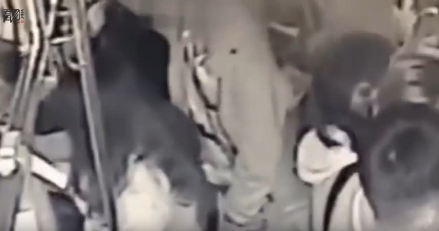 大陸貴州貴陽市傳出有公車色狼脫褲子猥褻女乘客，過程都被監視器拍下。（圖／翻攝自YouTube）