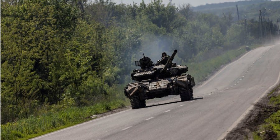 A Ukrainian tank on the highway near Bakhmut, Donetsk Oblast.