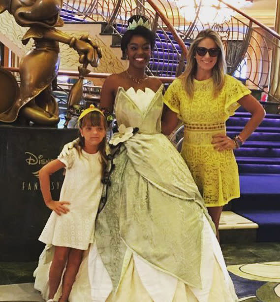 Ticiane Pinheiro e a filha Rafinha fizeram questão de posar com uma princesa de verdade. Olha só as duas ao lado da Tiana, a protagonista do filme “A Princesa e o Sapo”, de 2009. “Que foto linda e fofa”, comentou uma das seguidoras de Helô Pinheiro. (Foto: Reprodução/Instagram)