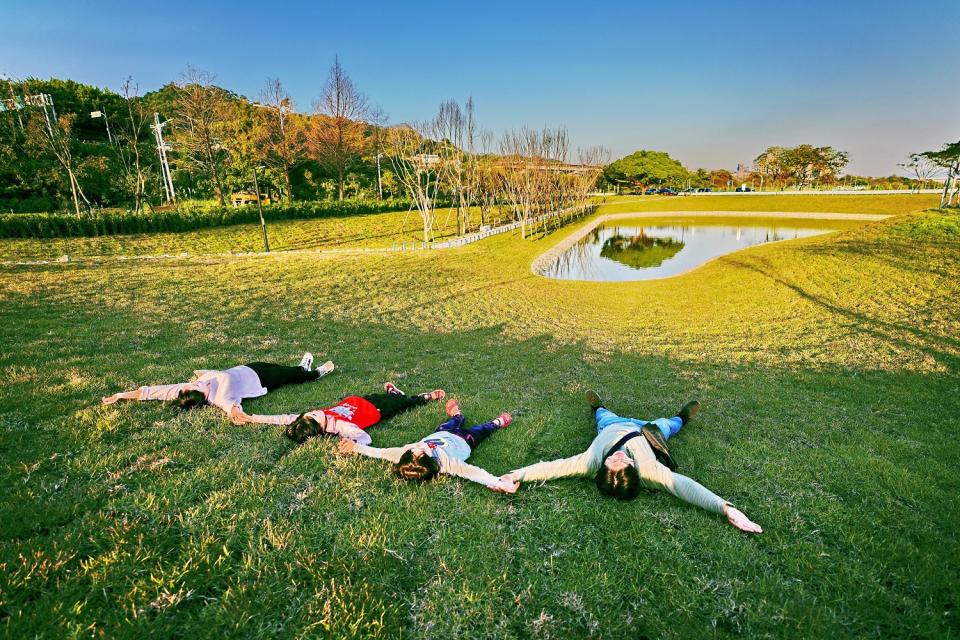 仰躺草皮觀望藍天。   圖：新北高灘處／提供