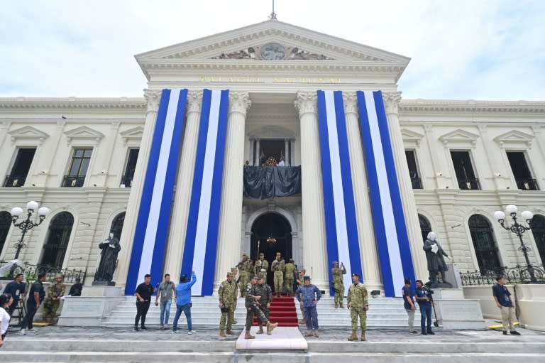 Militares participan en un ensayo frente al Palacio Nacional la víspera de la toma de posesión del presidente salvadoreño Nayib Bukele en el centro histórico de San Salvador, el 31 de mayo de 2024 (Francisco Rubio)