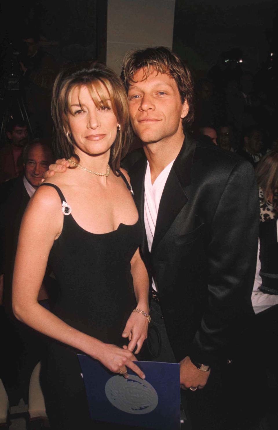 Jon Bon Jovi y su esposa Dorothea Hurley en Francia en 1996.  (Photo by Dave Benett/Getty Images) 