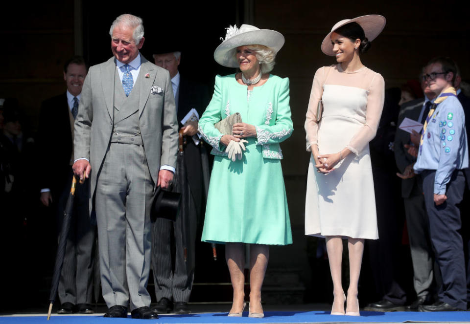 Prinz Charles, Ehefrau Camilla und Herzogin Meghan bei Charles Geburtstagsfeier im Garten des Buckingham Palace am 22. Mai 2018 in London. Herzogin Meghan trägt ein Kleid des Labels Goat. (Bild: Chris Jackson/Chris Jackson/Getty Images)