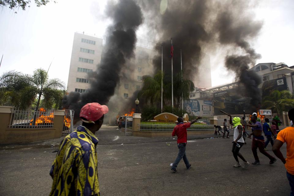 <p>Cars are burning in the garage of Royal Oasis hotel during a protest over the cost of fuel in Port-au-Prince, Haiti, Saturday, July 7, 2018. (Photo: Dieu Nalio Chery/AP) </p>