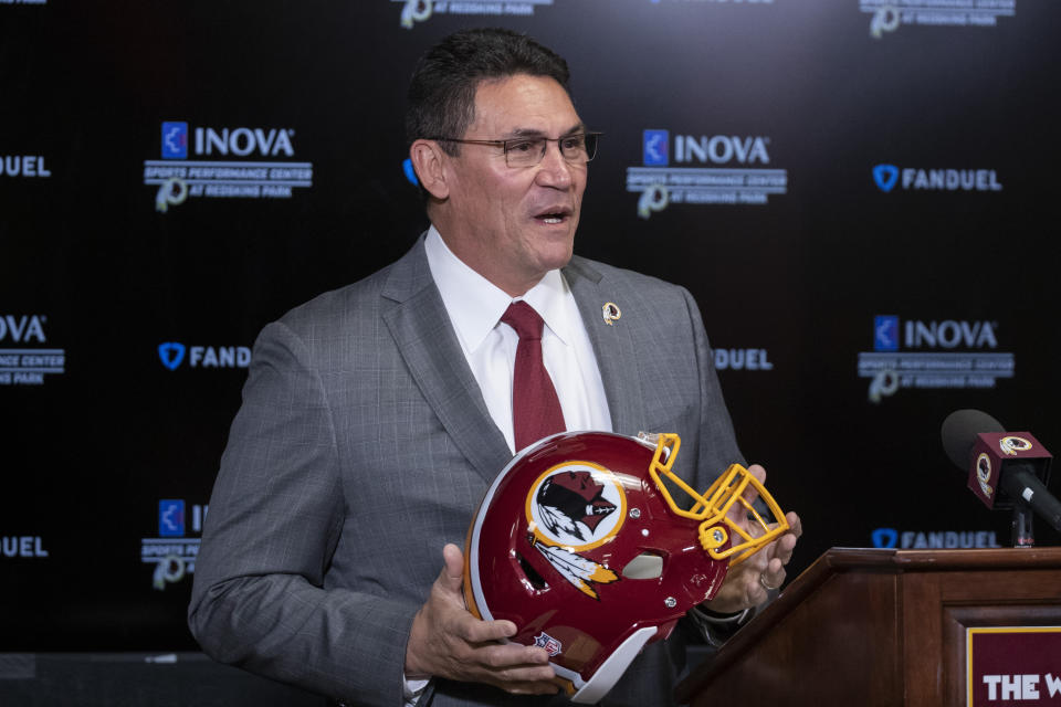 ARCHIVO - En imagen de archivo del 2 de enero de 2020, el entrenador en jefe de los Redskins de Washington, Ron Rivera, sostiene un casco del equipo durante una conferencia de prensa en la sede de entrenamiento del equipo en Ashburn, Virginia. (AP Foto/Alex Brandon, archivo)