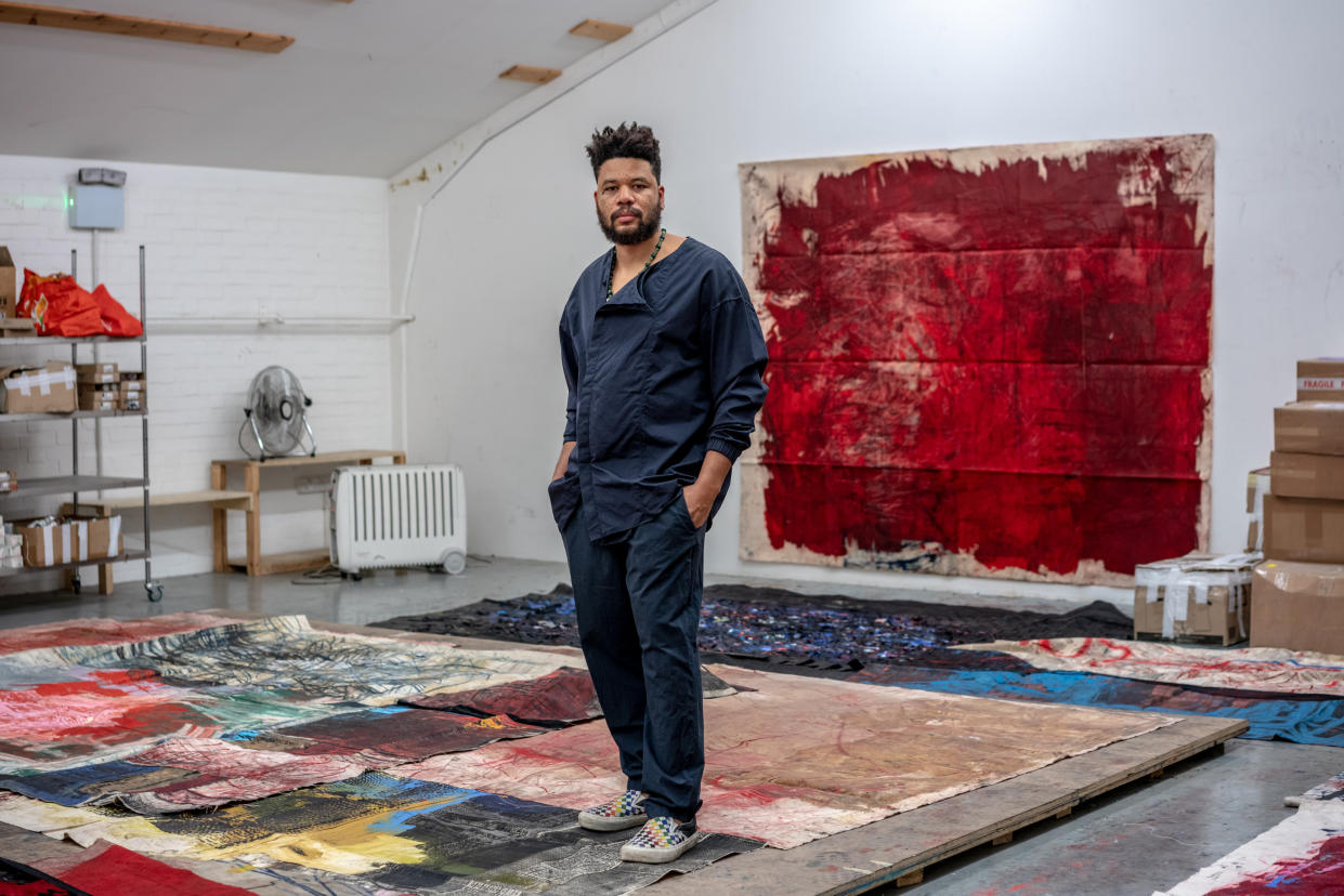 El artista Óscar Murillo en su estudio de Londres, adonde se trasladó siendo un niño de 11 años desde un pueblo industrial de Colombia. (Andrew Testa/The New York Times)