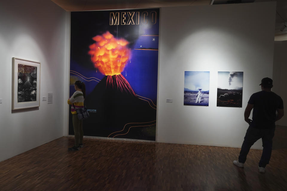 Personas visitan la exposición recientemente inaugurada que el Museo de Arte Moderno reunió sobre los volcanes, el paisaje que crean y su influencia en la cultura mexicana, en la Ciudad de México, el sábado 12 de agosto de 2023. (Foto AP/Marco Ugarte)