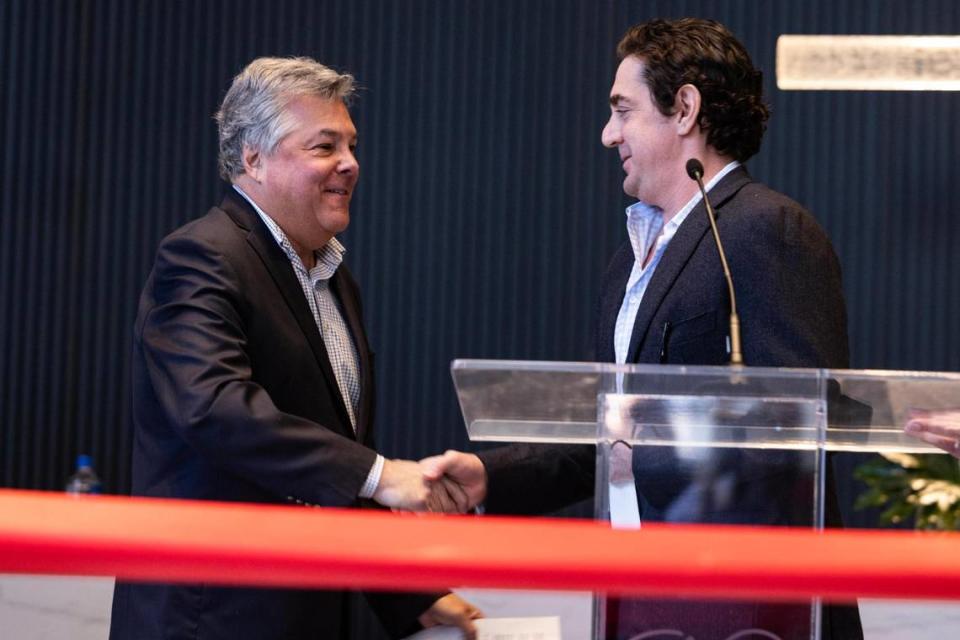 Neil Leibman, the the Texas Rangers President of Business Operations and Chief Operating Officer, shakes hands with Alex Tisch, the President and CEO of Loews Hotels and Co