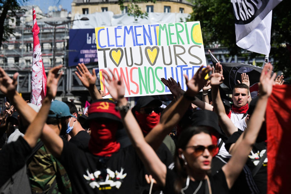 Des manifestants tiennent une pancarte sur laquelle on peut lire « Clément Méric, toujours dans notre combat » lors d’une manifestation organisée en sa mémoire, à Paris, le 4 juin 2023.