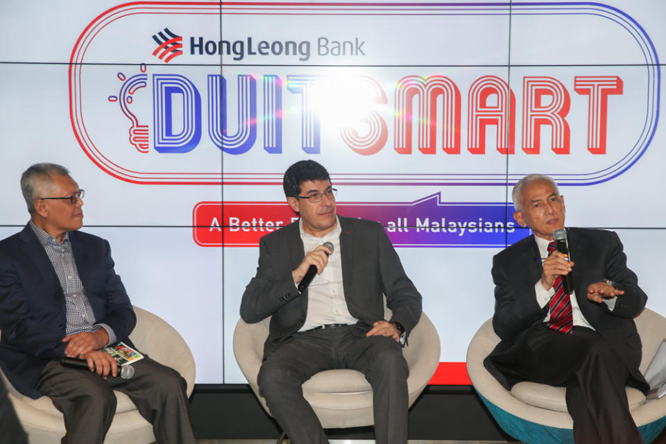 (from left) AKPA CEO Azaddin Ngah Tasir, Hong Leong Bank group managing director and chief executive officer Domenic Fuda and Universiti Malaya vice-chancellor Datuk Abdul Rahim Hashim.