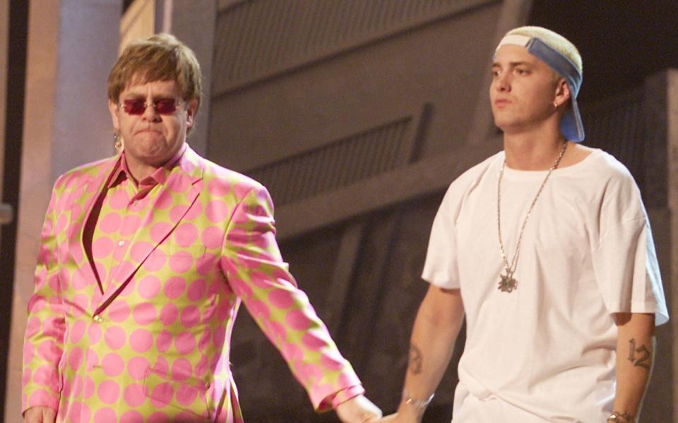 Elton John, selbst lange drogenabhängig, hat immer ein offenes Ohr für andere Promis und ihre Sorgen. So half er etwa Eminem (rechts) bei der Überwindung seiner Medikamentensucht. Auf der John'schen Couch sollen auch Prinzessin Diana, Michael Jackson, Stephen Gately (Boyzone), Robbie Williams, George Michael und Lily Allen Platz genommen haben. (Bild: Kevin Winter/Getty Images)