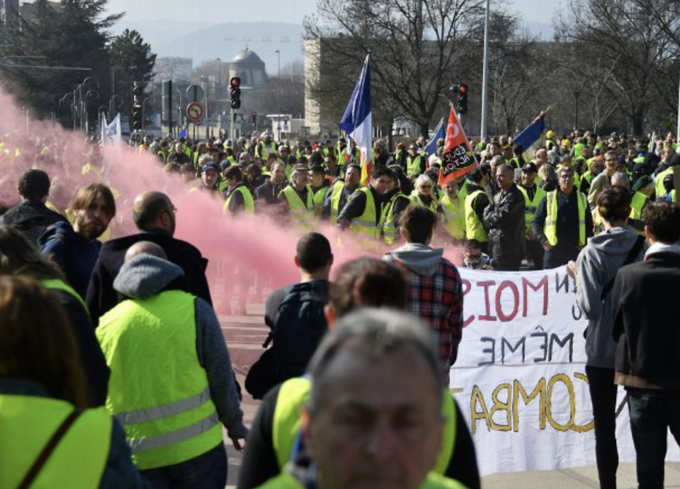 <p>Conformément aux prévisions, les manifestants étaient nombreux à Clermont-Ferrand. Environ 2500 gilets jaunes y battaient le pavé aux alentours de 15h. Considérée comme un rassemblement à risques par les forces de l’ordre, la mobilisation a donné lieu à 15 interpellations en début d’après-midi. Dans le même temps, des heurts sporadiques ont opposé manifestants et policiers.<br>(Crdéit : Getty Images) </p>