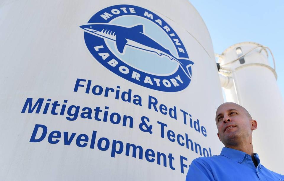 Kevin Claridge, vicepresidente del programa costero de investigación patrocinada del Laboratorio Marino Mote, en las instalaciones de investigación del Mote en Sarasota, el lunes 21 de marzo de 2023.