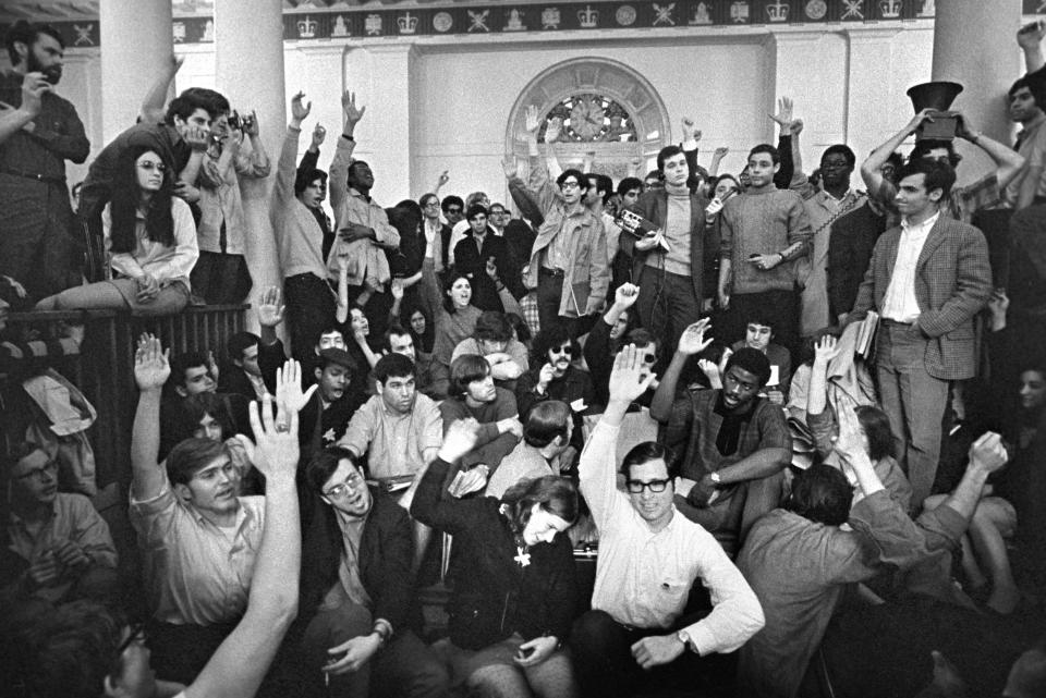 Estudiantes en el Hamilton Hall de la Universidad de Columbia en Nueva York, el 23 de abril de 1968. (Don Hogan Charles/The New York Times)