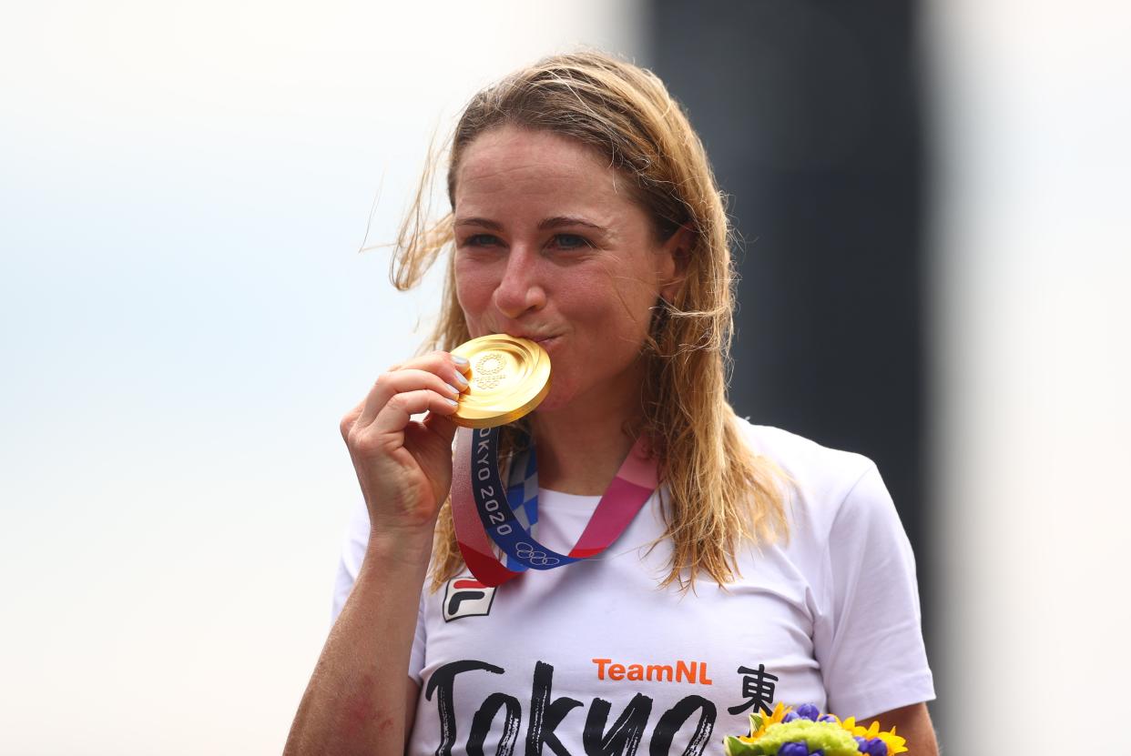 La estrella neerlandesa Annemiek van Vleuten, campeona olímpica y del mundo, sufrió una aparatosa caída en el Mundial de ciclismo de ruta y tuvo que ser trasladada a un hospital. (Foto: REUTERS/Matthew Childs)