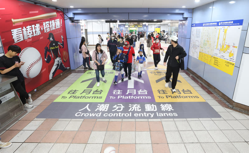 捷運國父紀念館站設3色導引地貼（1） 中華職棒35年賽季30日在台北大巨蛋開打，台北捷運 公司在國父紀念館站首度增設3色導引路線地貼，讓 旅客可自動分流。 中央社記者張新偉攝  113年3月30日 