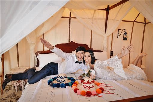 張勛傑開玩笑宣布與旅遊達人唐宏安「閃婚」，兩人還在當地拍起婚紗照，畫面相當唯美。（圖／八大提供）