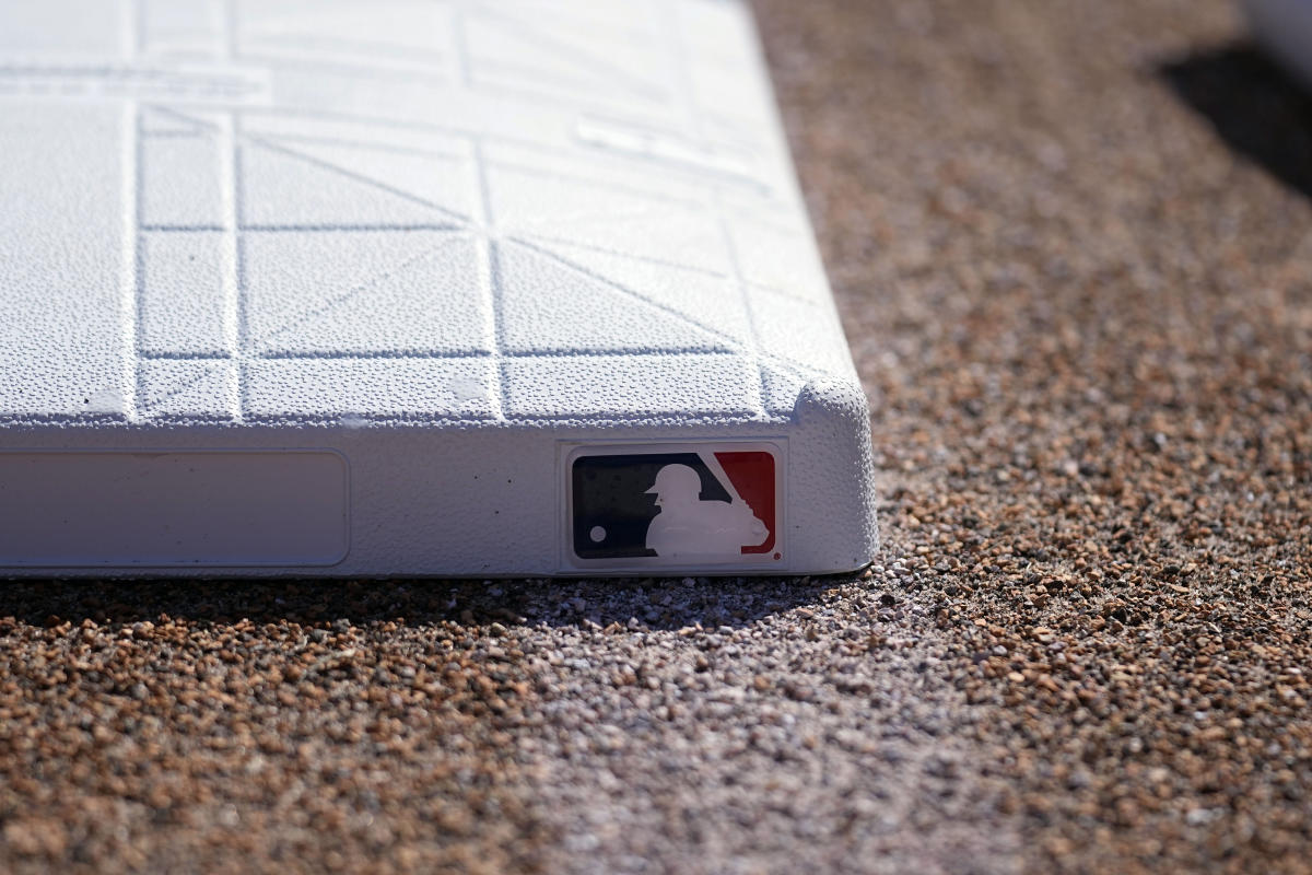 MLB: PitchCom Wristbands catchers wear to signal pitches explained