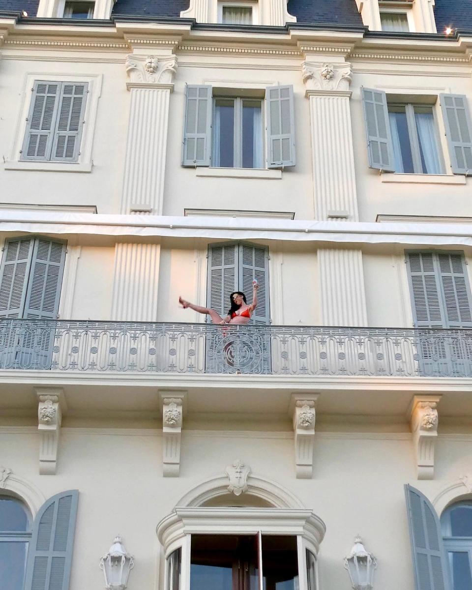 Katy Perry Shows Off Her Bikini Body From a Balcony