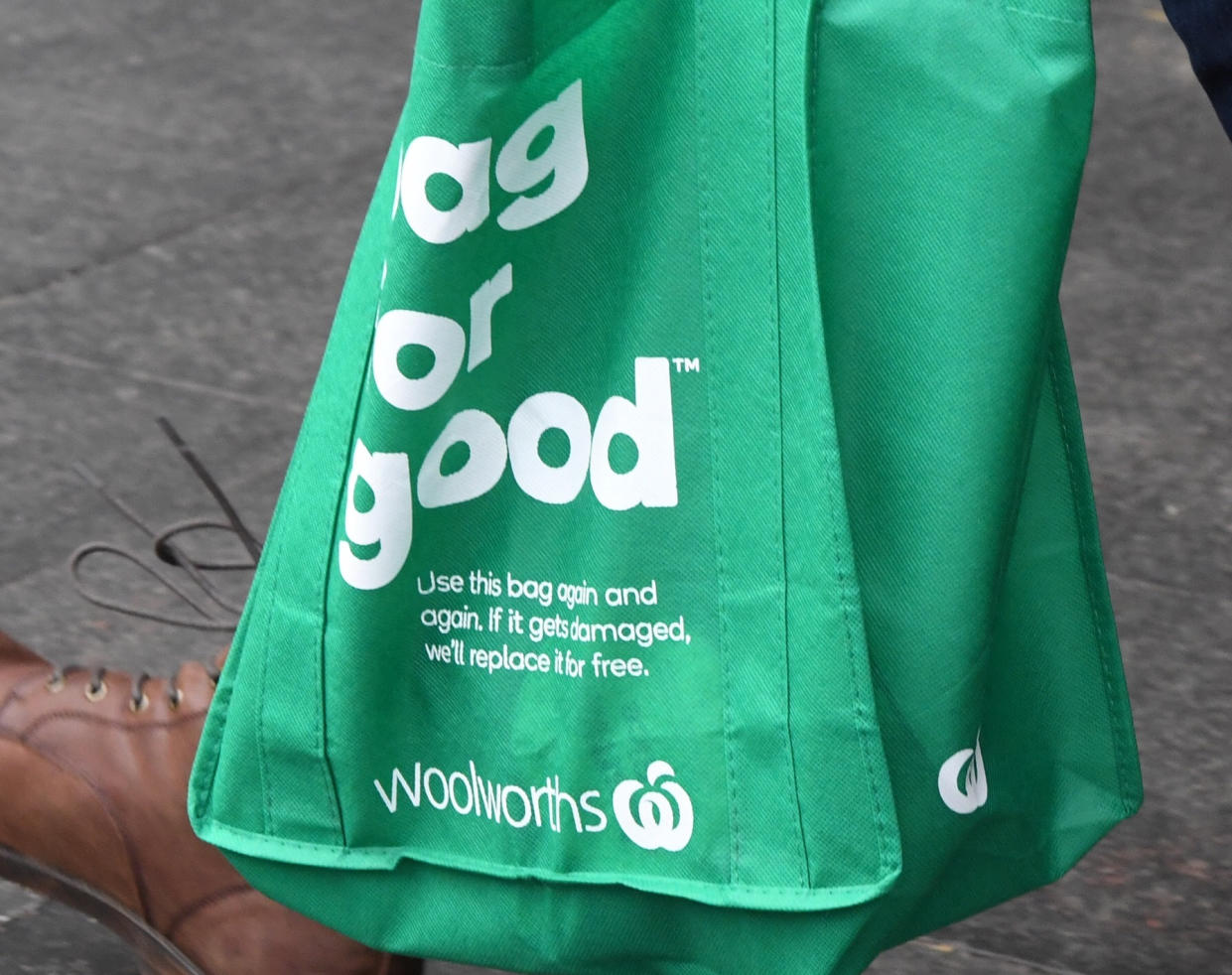 A shopper carrying a reusable shopping bag is seen at a Woolworths Sydney CBD store, Sydney, Monday, July 2, 2018. (AAP Image/Peter RAE)