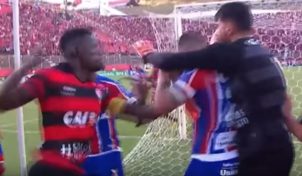 A Vitoria player throws a punch at a Bahia player. (Screenshot: BDV Football on YouTube)