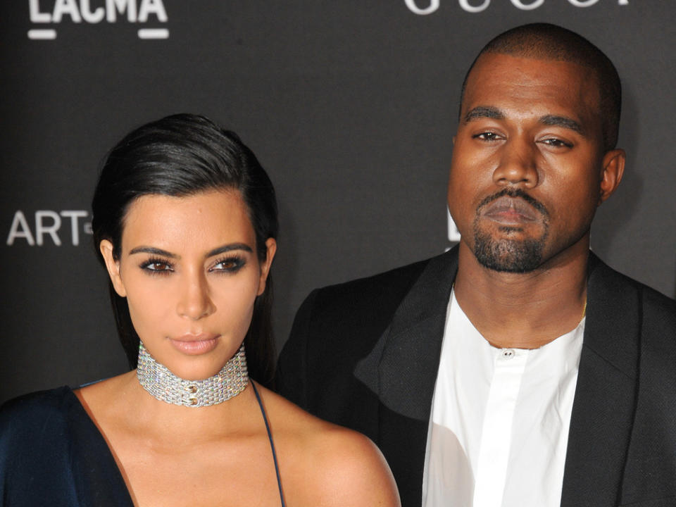 Kim Kardashian und Kanye West wenige Monate nach ihrer Hochzeit im Jahr 2014 (Bild: Featureflash Photo Agency/Shutterstock.com)