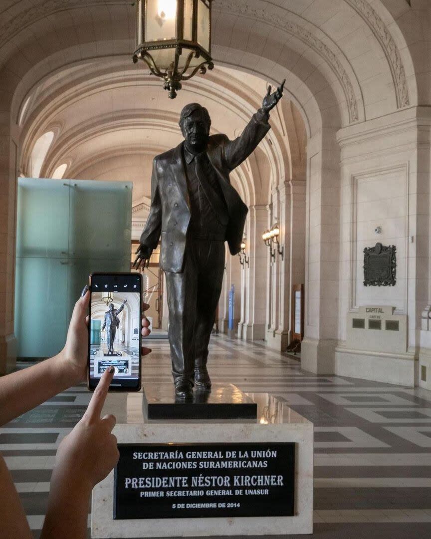 La estatua, que tiene 2,28 metros de alto y un peso aproximado de 600 kilos, muestra al difunto expresidente Néstor Kirchner con una mano alzada, tenue sonrisa, el saco desabotonado y la corbata al viento
