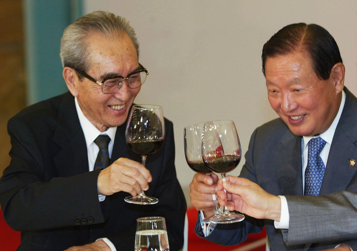 Kim Ki-nam (left) shares a toast with South Korea's National Assembly Speaker Kim One-ki, during a visit to Seoul in 2005