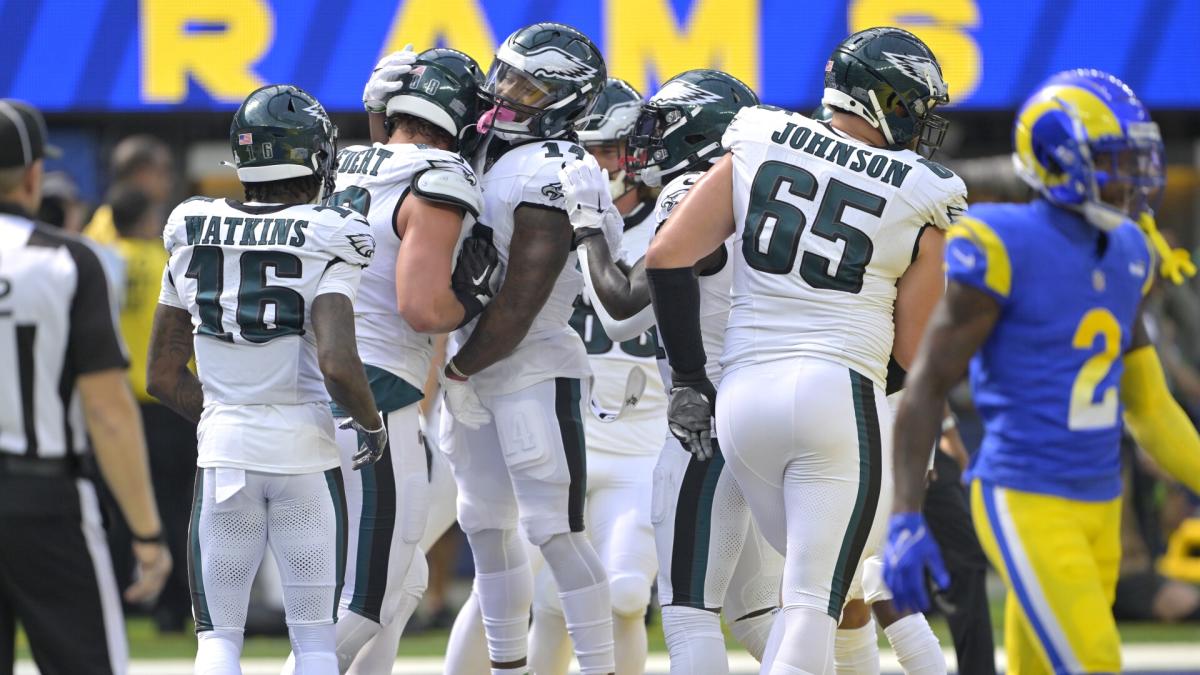 Swift helps Kelce, Eagles stay undefeated with victory over Bucs