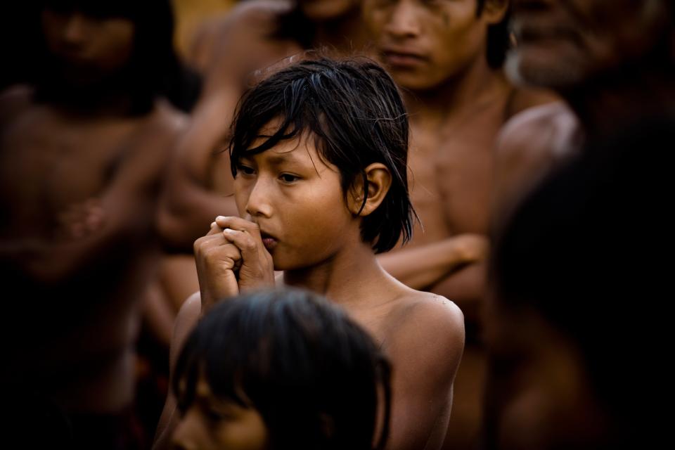 Miembros de la comunidad Kraho permanecen juntos bajo la lluvia. (Jeff Hutchens/Getty Images)